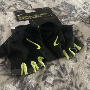 Nike Essential Lightweight Women's  Gloves in black size small